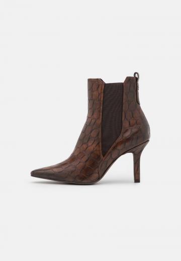 Полусапожки на высоком каблуке