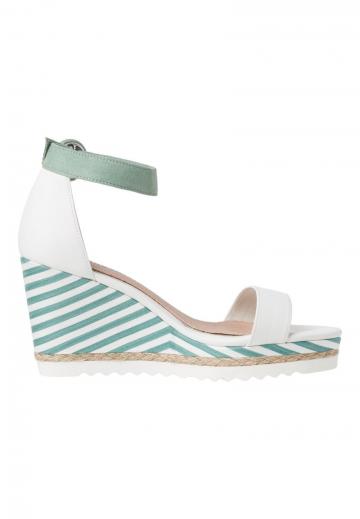 Босоножки на танкетке