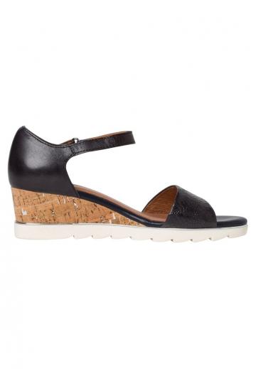 Босоножки на танкетке