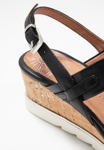 Босоножки на танкетке