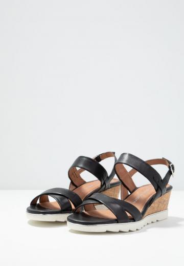 Босоножки на танкетке