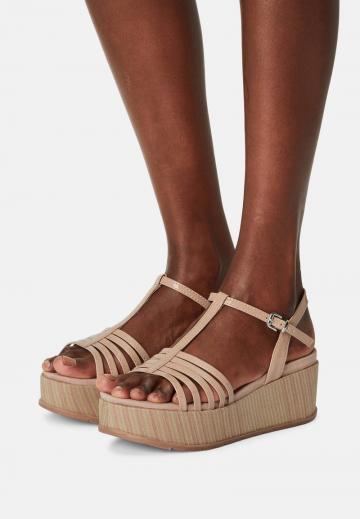 Босоножки на танкетке