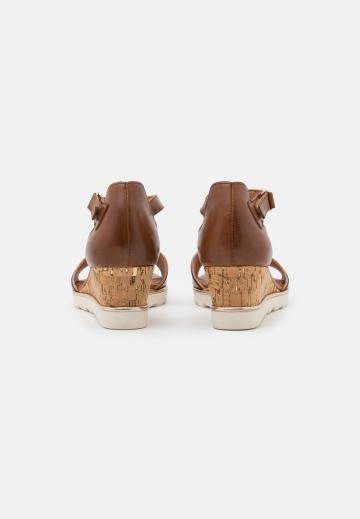 Босоножки на танкетке