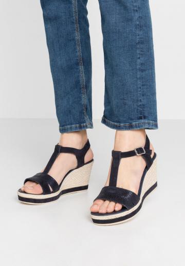 Босоножки на танкетке