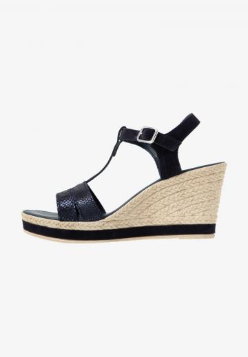 Босоножки на танкетке