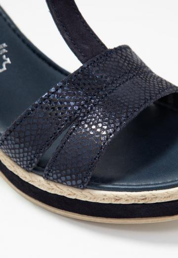 Босоножки на танкетке