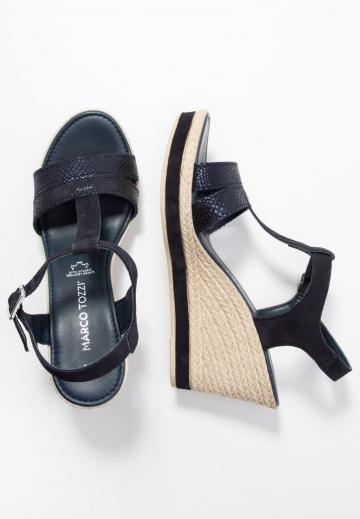 Босоножки на танкетке