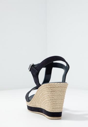 Босоножки на танкетке