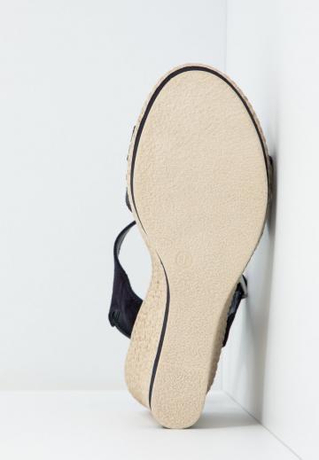 Босоножки на танкетке