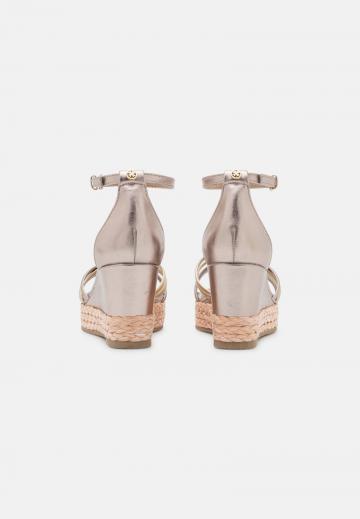 Босоножки на танкетке