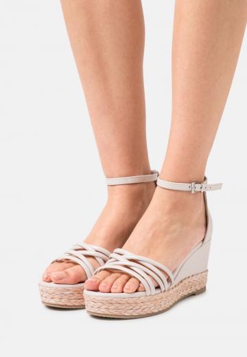 Босоножки на танкетке