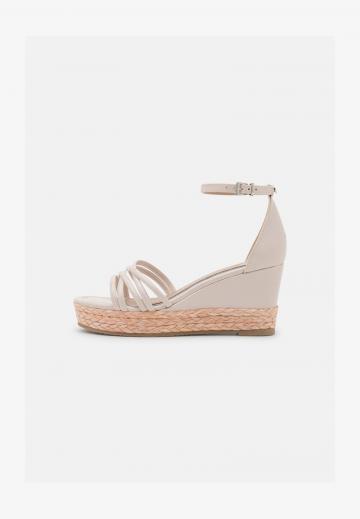 Босоножки на танкетке