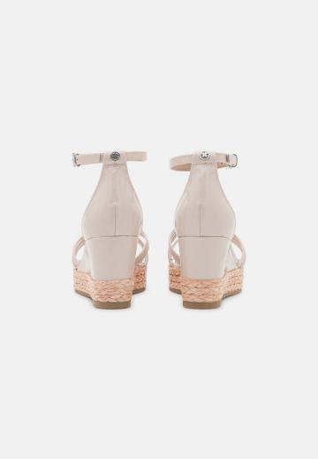 Босоножки на танкетке