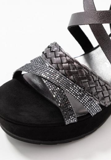 Босоножки на танкетке