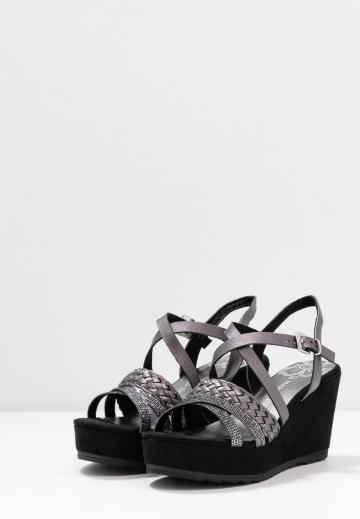 Босоножки на танкетке