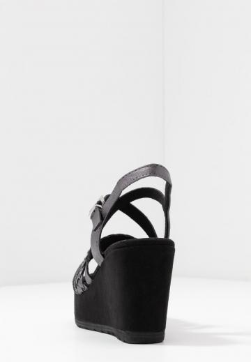 Босоножки на танкетке