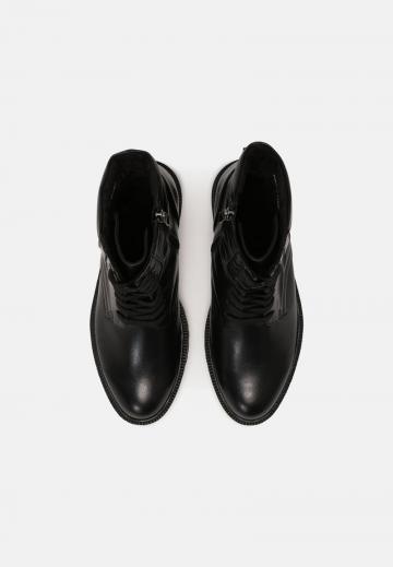 Ботинки на шнуровке