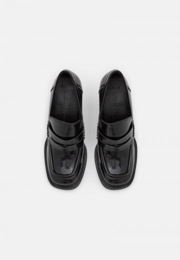 Туфли с высоким носом