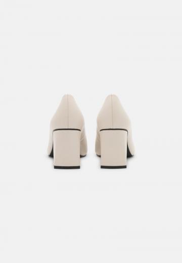 Туфли с высоким носом