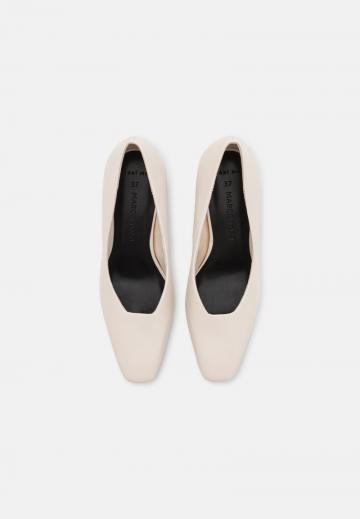 Туфли с высоким носом