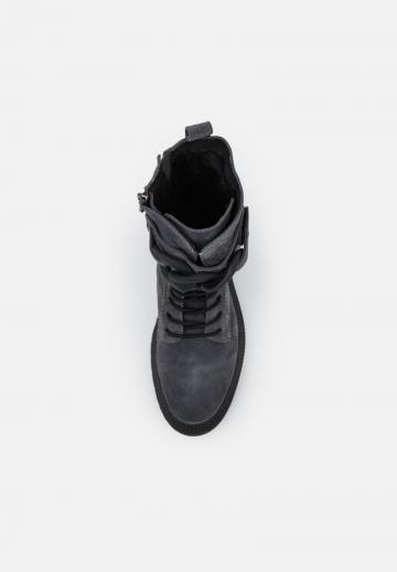 Ботинки на шнуровке