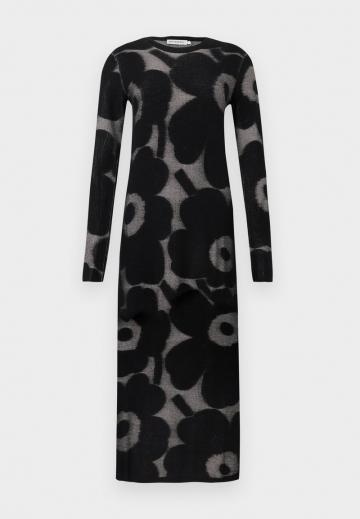 Вязаное платье