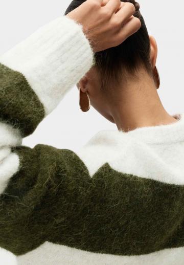 Пуловер в полоску