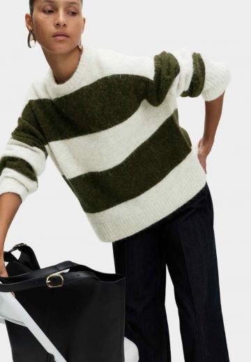 Пуловер в полоску