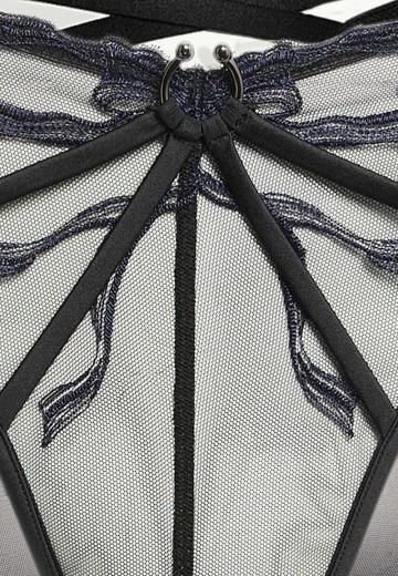 Трусы на бедрах