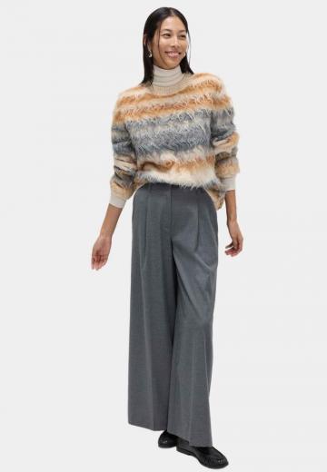 Пуловер в полоску