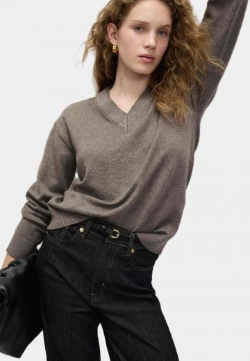Пуловер с вырезом V