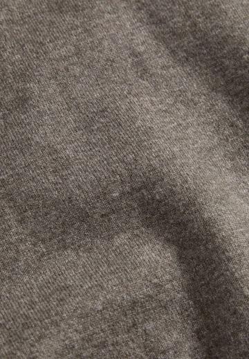 Пуловер с вырезом V