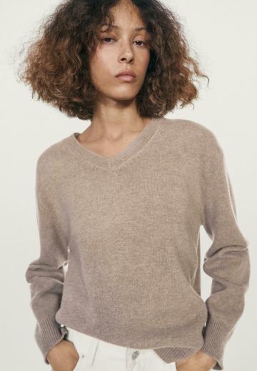 Пуловер с вырезом V