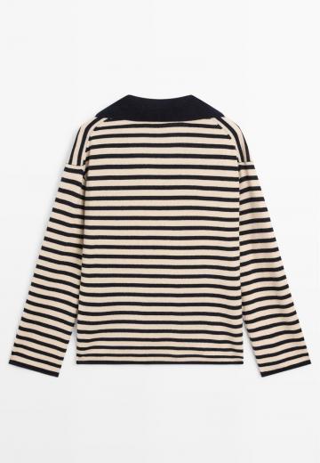 Пуловер в полоску