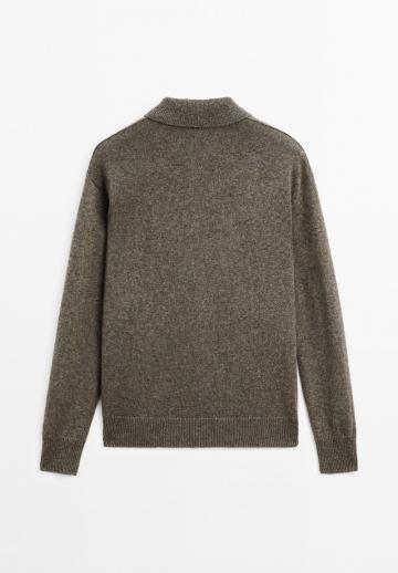 Пуловер с воротником поло