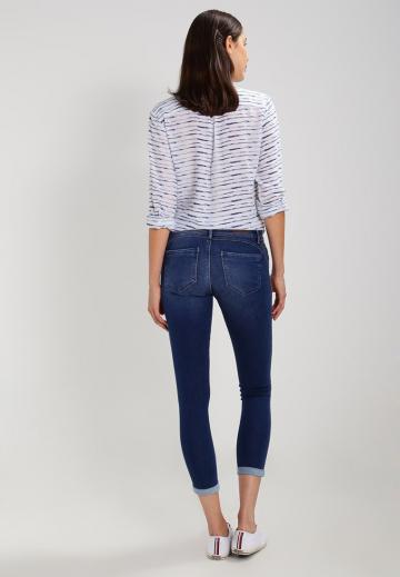 Короткие джинсы