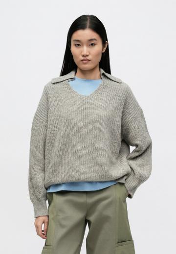 Пуловер с вырезом V