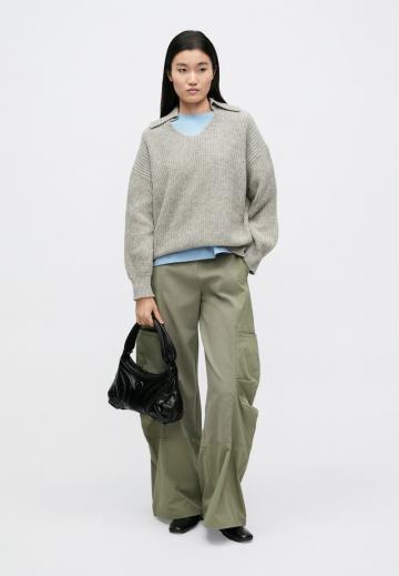 Пуловер с вырезом V