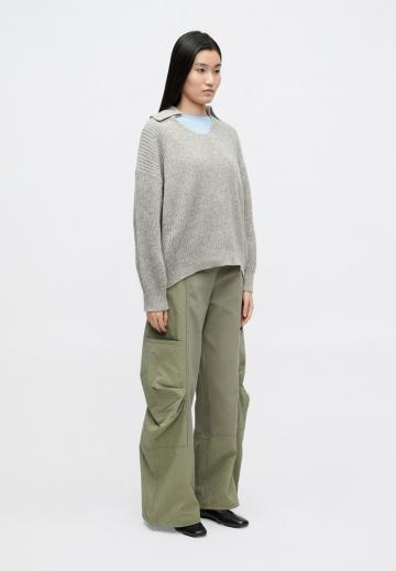 Пуловер с вырезом V