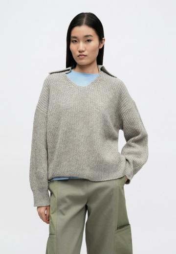 Пуловер с вырезом V