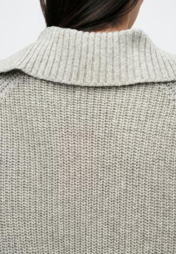 Пуловер с вырезом V