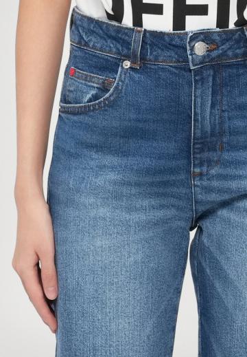 Прямые джинсы