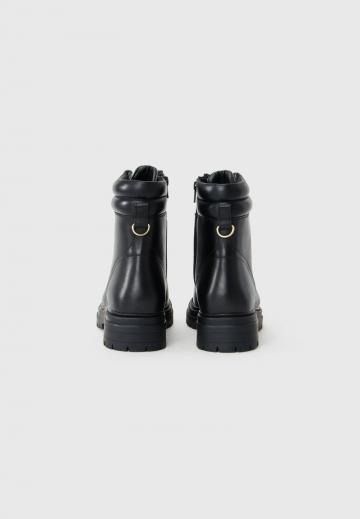 Ботинки на шнуровке