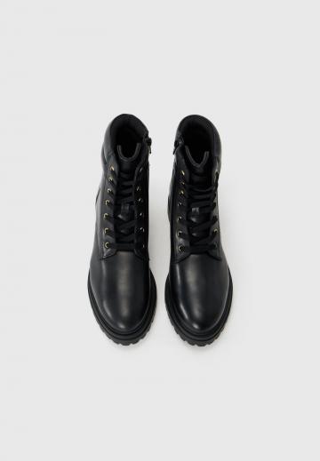 Ботинки на шнуровке