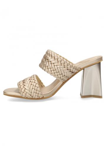 Босоножки на каблуке