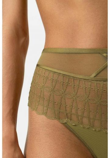 Трусы на бедрах