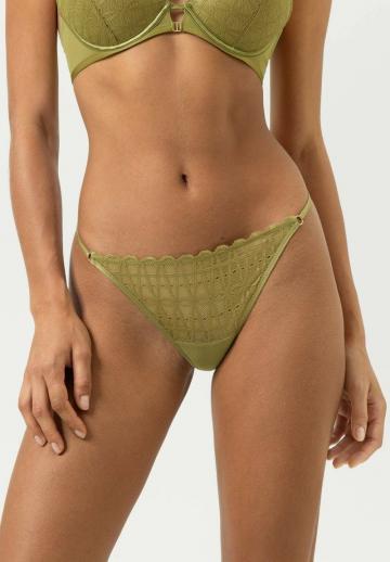 Трусы на бедрах