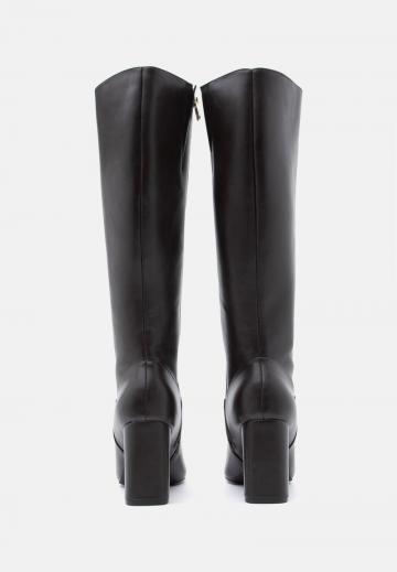 Высокие сапоги