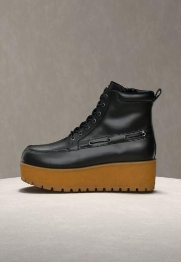 Ботинки на шнуровке