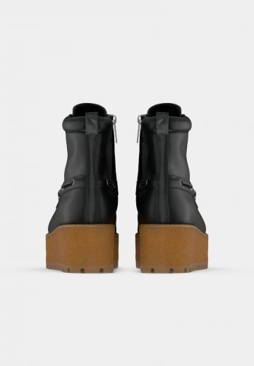 Ботинки на шнуровке